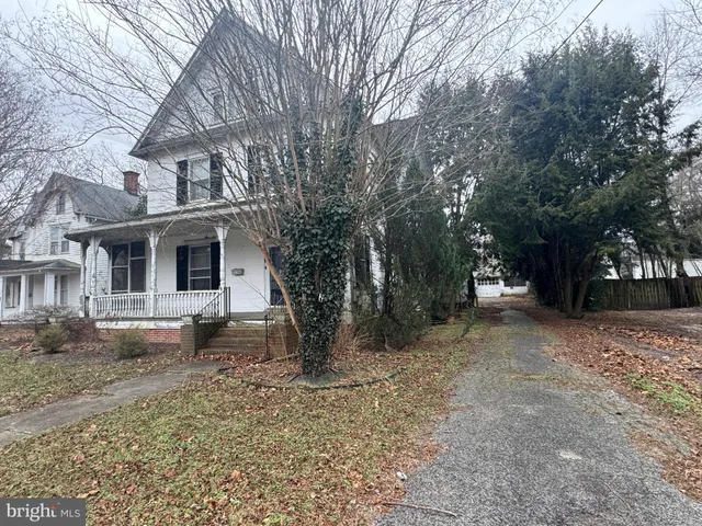 a view of a yard in front of a house