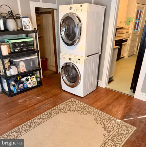 a view of a bedroom with washer and dryer