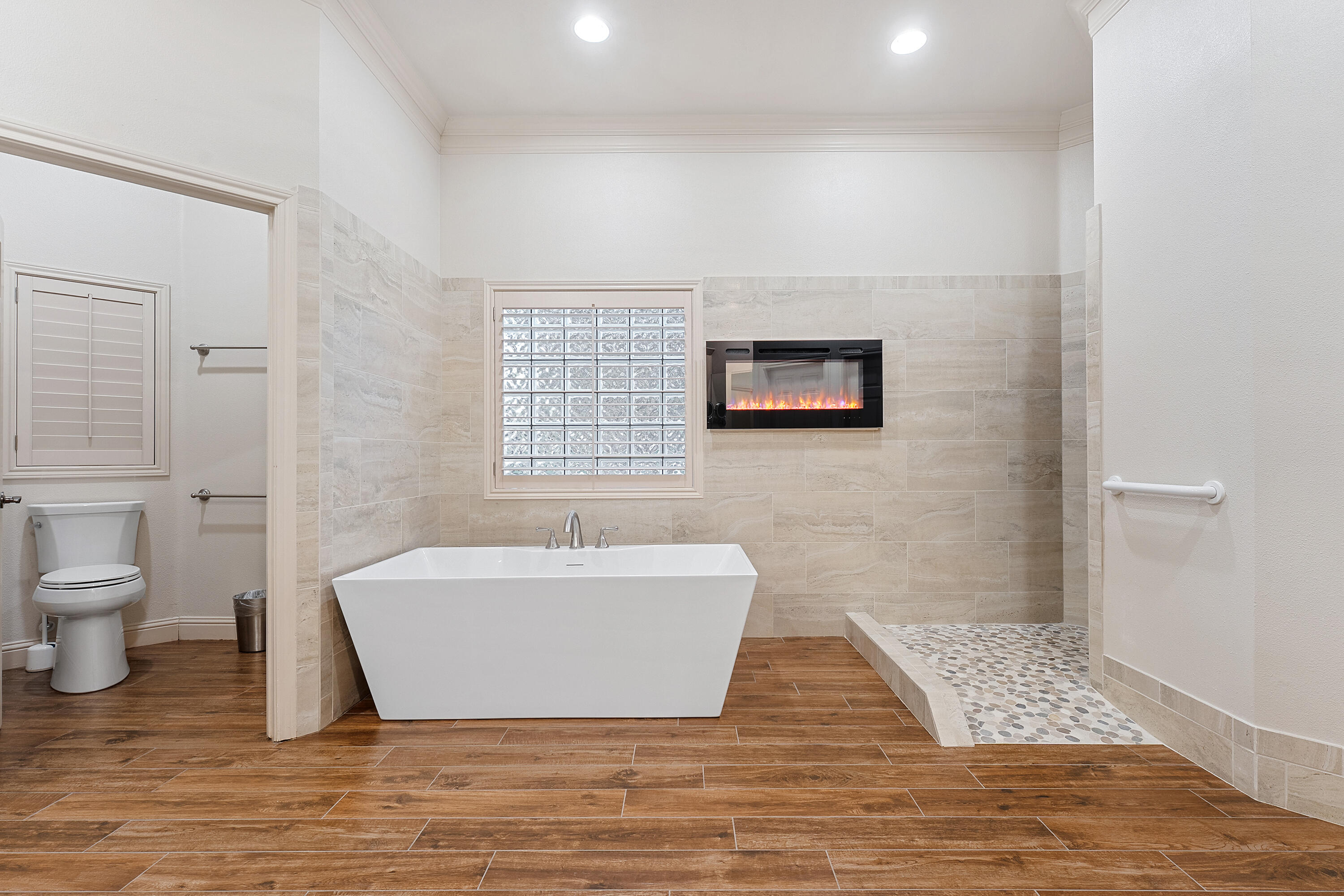 7502 Norfolk Avenue Lubbock, TX 79423 - Photo 22 of 41 a spacious bathroom with a bathtub and toilet