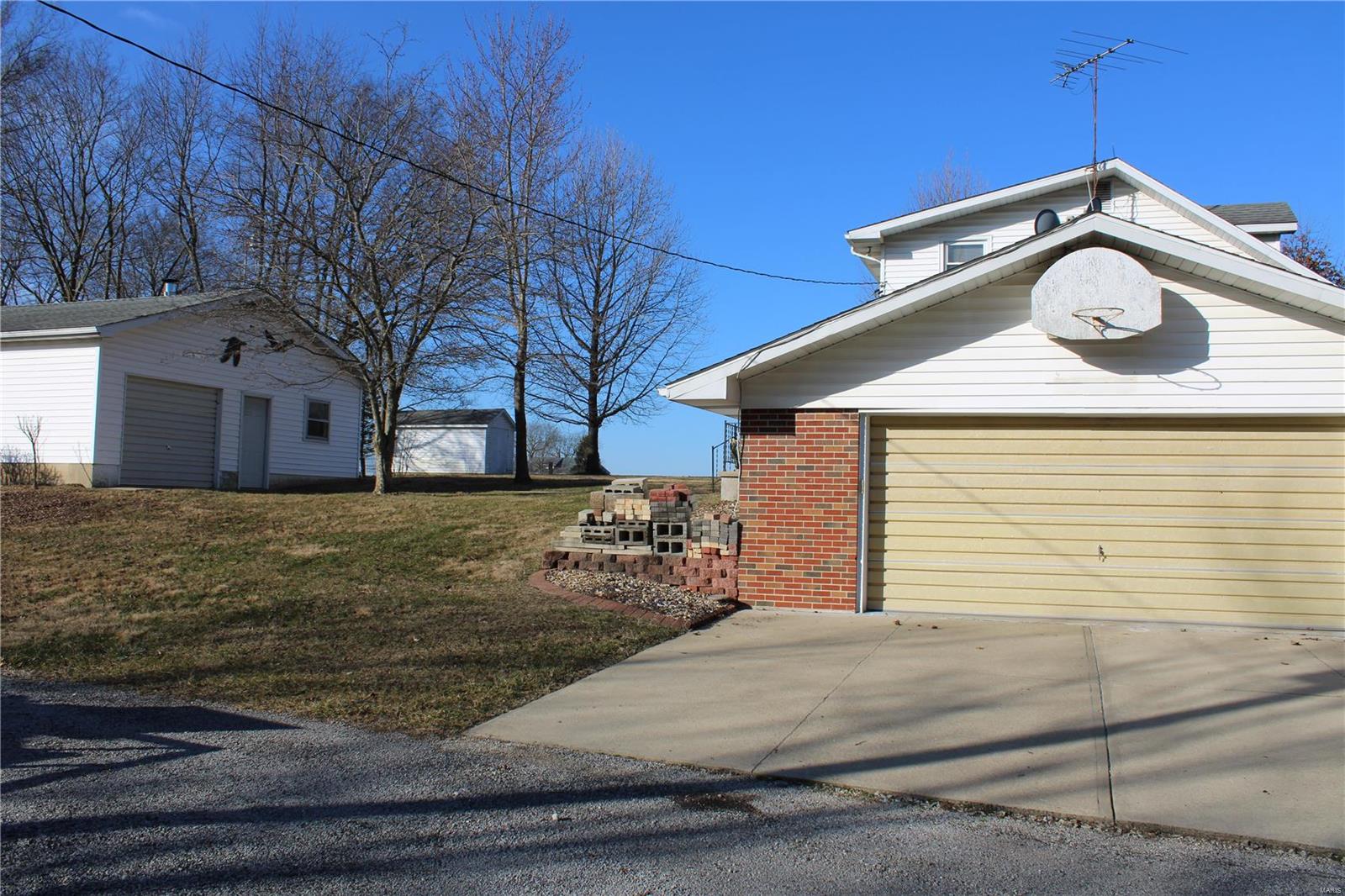 13438 Michael Road Highland, IL 62249 - Photo 4 of 47