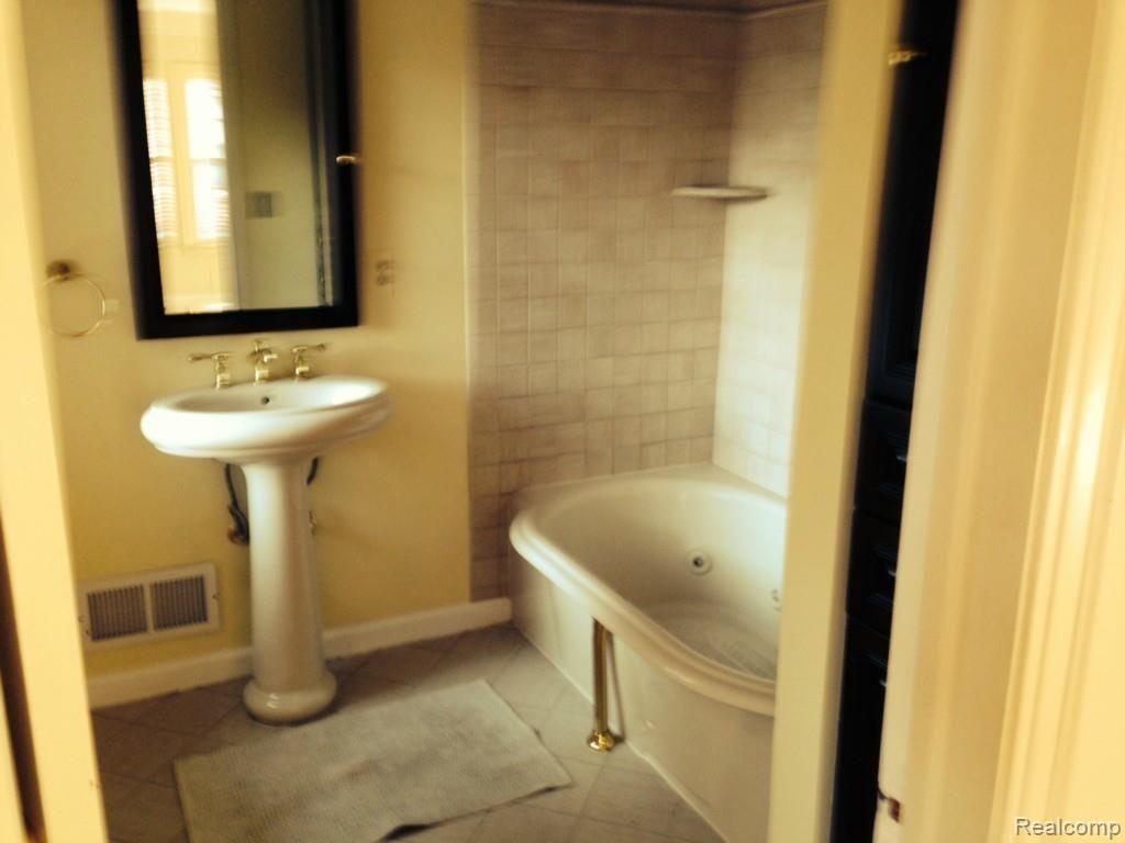 1015 Whittier Road Grosse Pointe, MI 48230 - Photo 6 of 14 Bathroom.