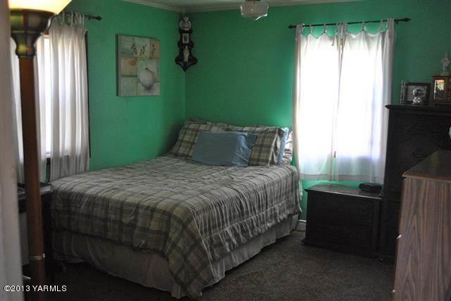 1114 Viall Road Grandview, WA 98930 - Photo 4 of 5 a bedroom with a bed and a window