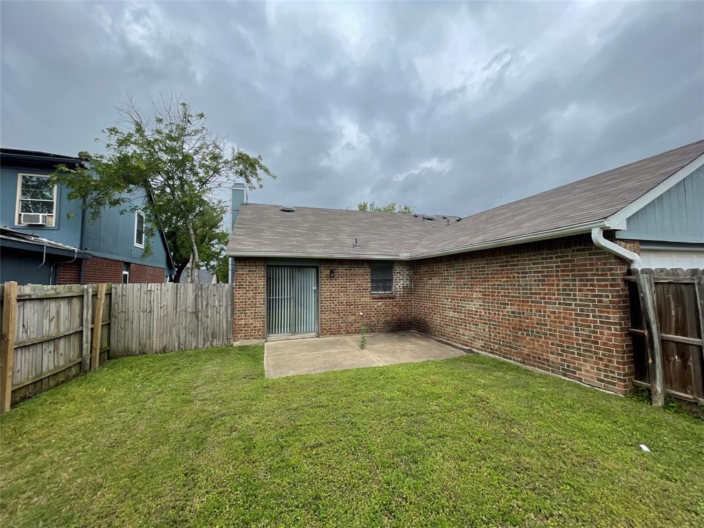 9415 Rutherglen Drive Dallas, TX 75227 - Photo 18 of 18 a backyard of a house with lots of green space