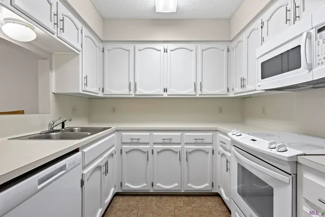 $184,900 | 141 East Boyd Drive, Unit 201, Baton Rouge, LA 70808