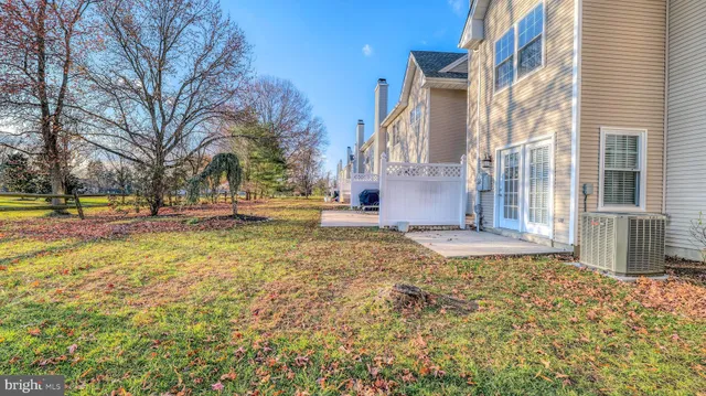 a view of a yard with a house