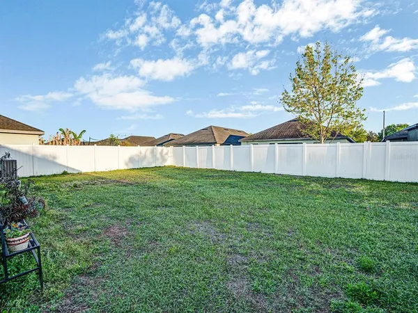 a view of a backyard
