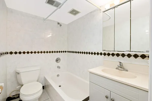 $3,200 | 5867 Central Avenue Northeast, Fridley, MN 55432