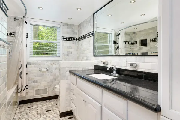 $3,200 | 5867 Central Avenue Northeast, Fridley, MN 55432