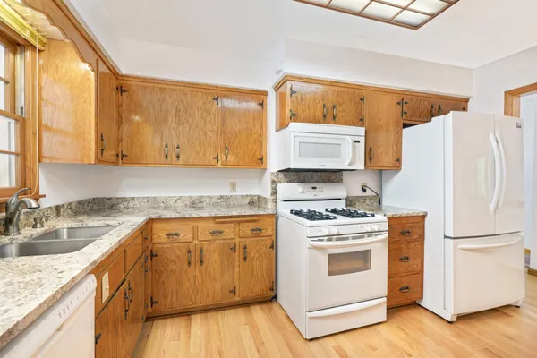 $3,200 | 5867 Central Avenue Northeast, Fridley, MN 55432
