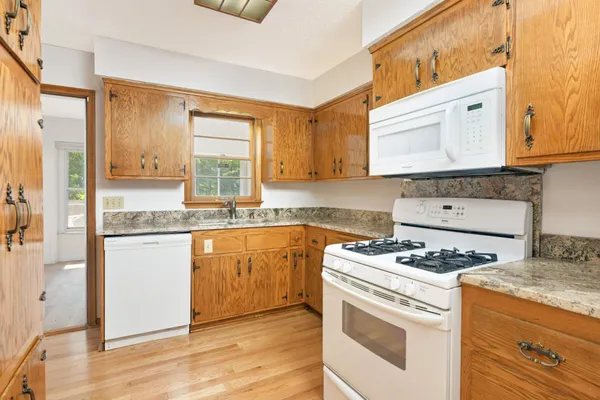 $3,200 | 5867 Central Avenue Northeast, Fridley, MN 55432