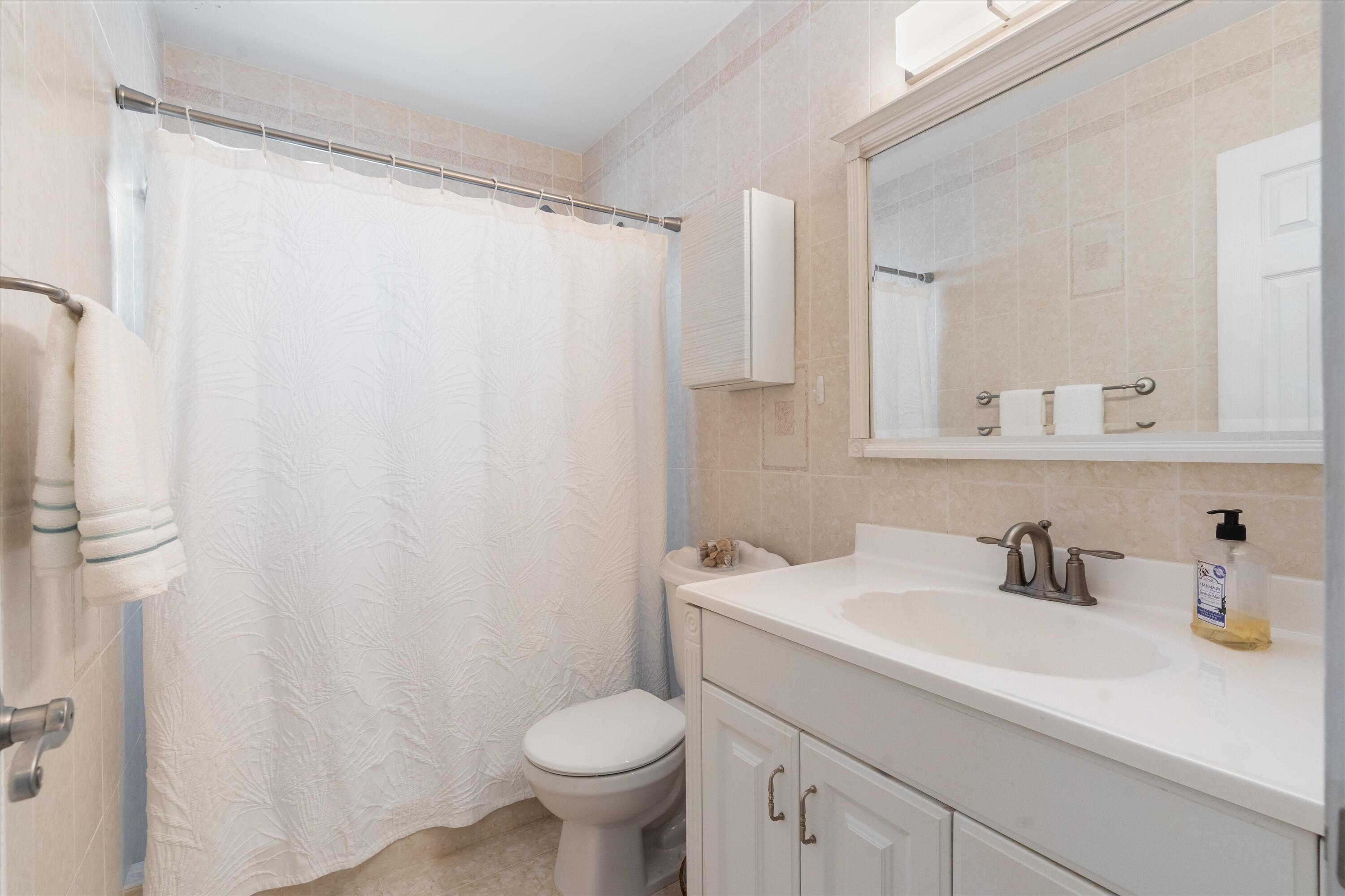 801 Berkley Street Boca Raton, FL 33487 - Photo 20 of 32 Guest Bath