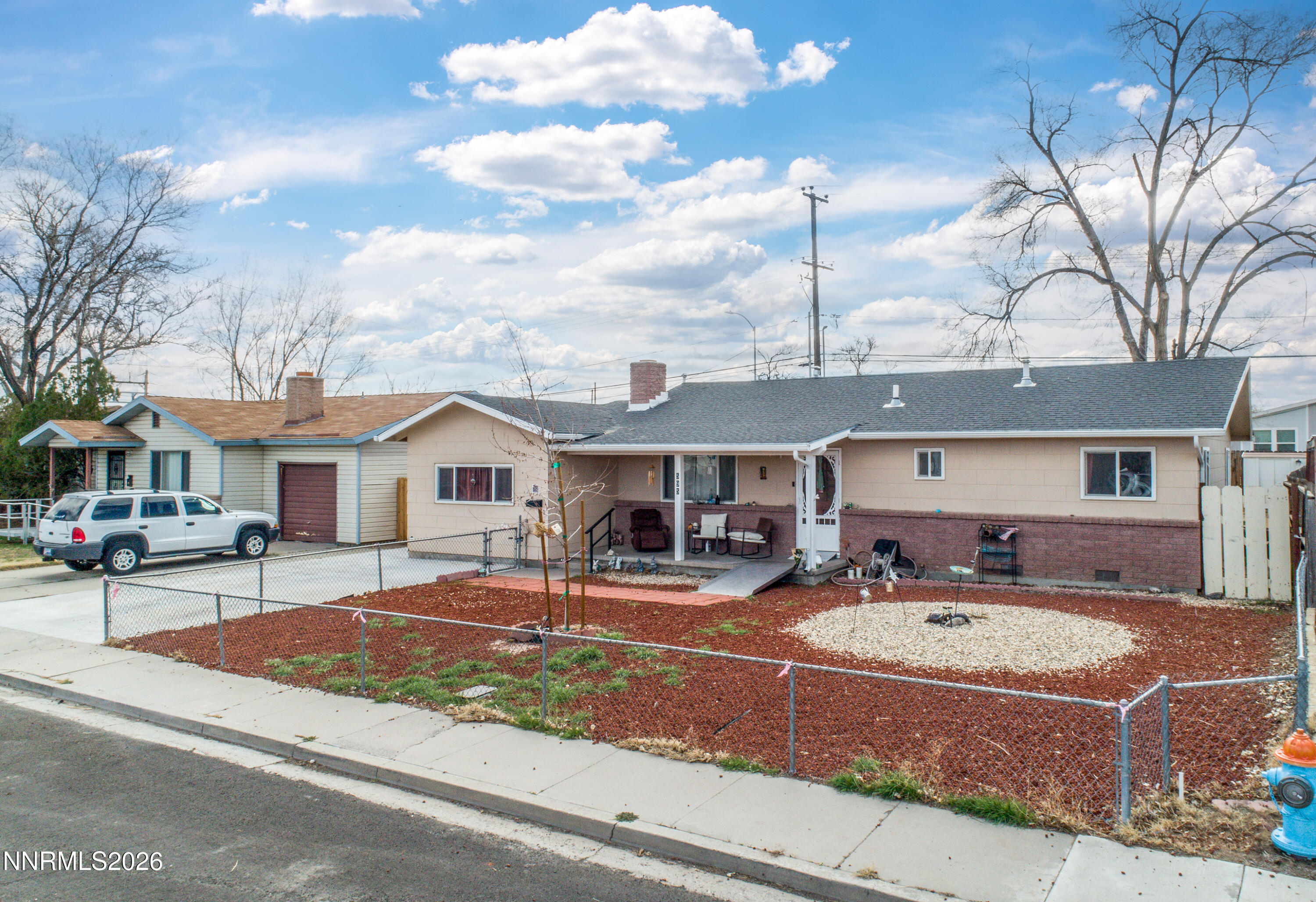 595 Cora Way Fallon, NV 89406 - Photo 3 of 23 a front view of a house with garden and patio