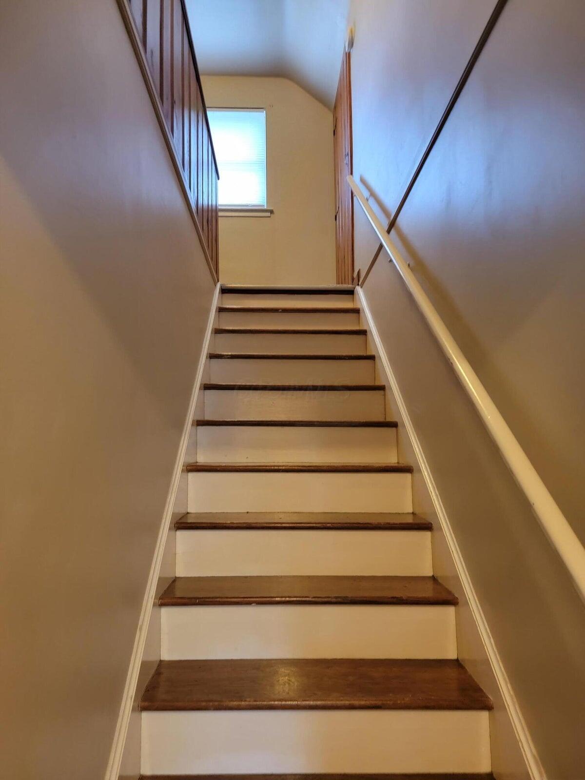 594 Chatham Road Columbus, OH 43214 - Photo 13 of 22 Stairway Up