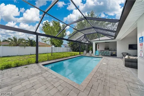 a view of a backyard
