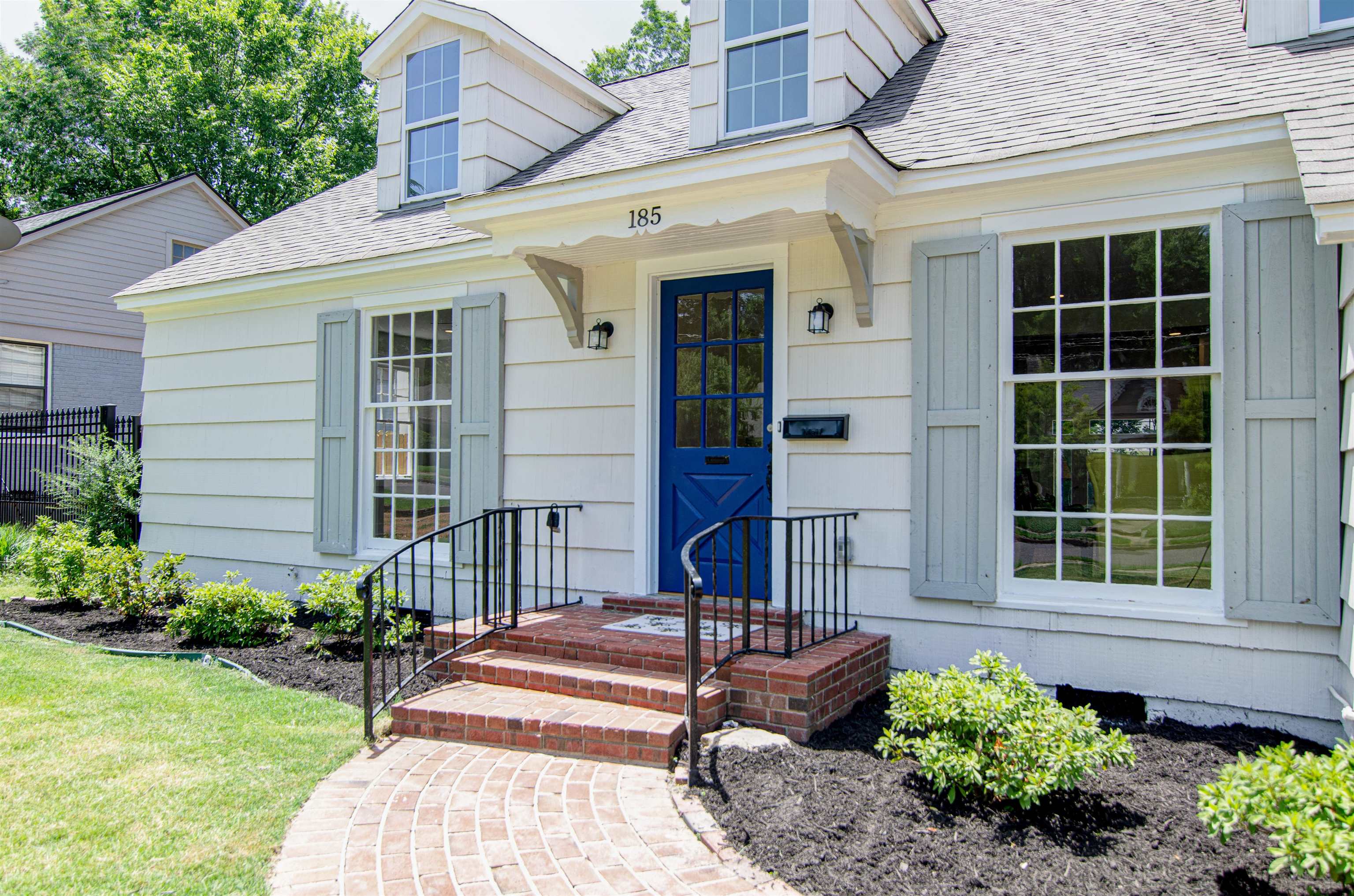 185 Alexander Street Memphis, TN 38111 - Photo 3 of 25 a front view of a house with a garden
