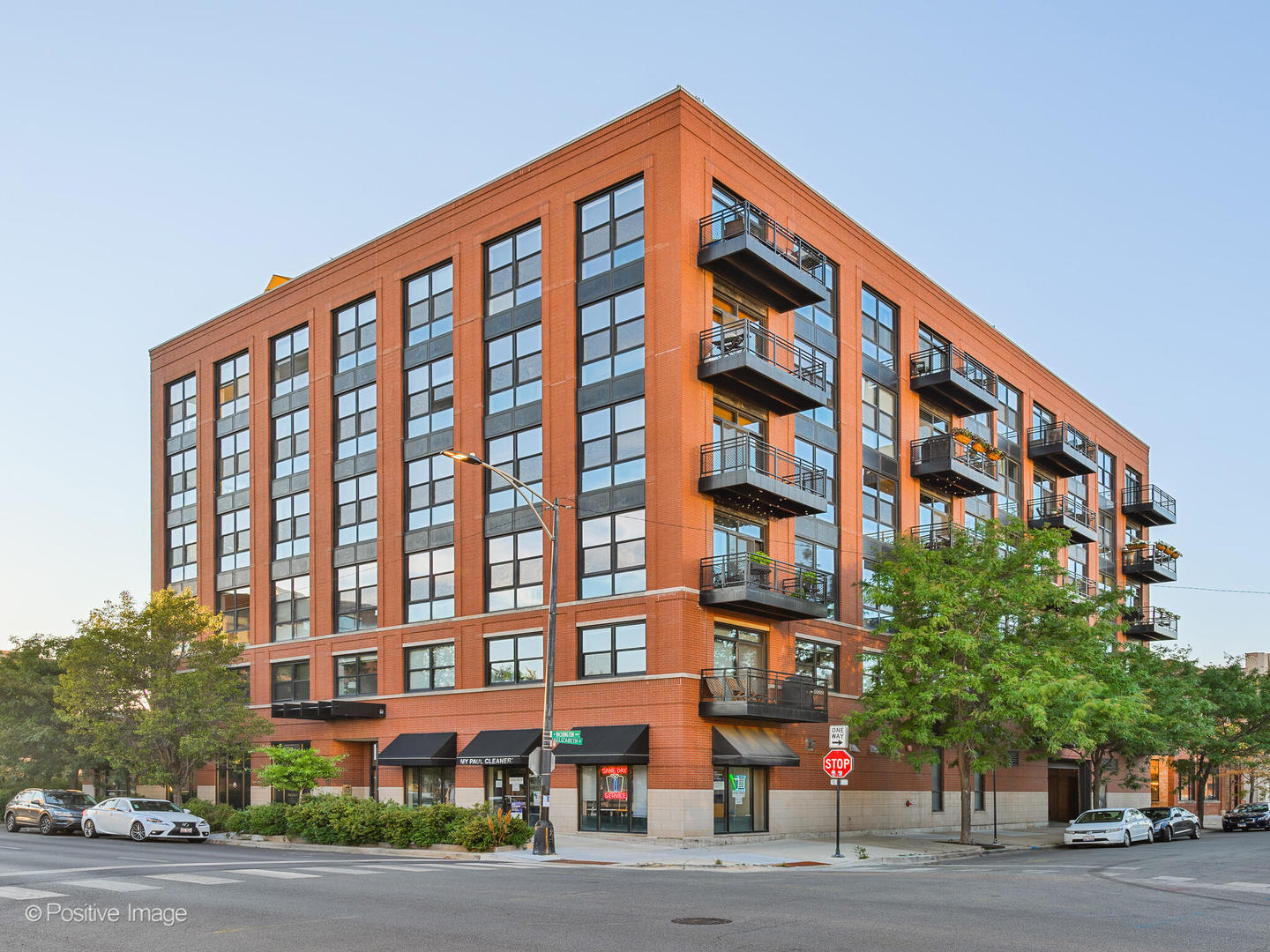 1260 West Washington Boulevard, Unit 404 Chicago, IL 60607 - Photo 1 of 26 a front view of a building