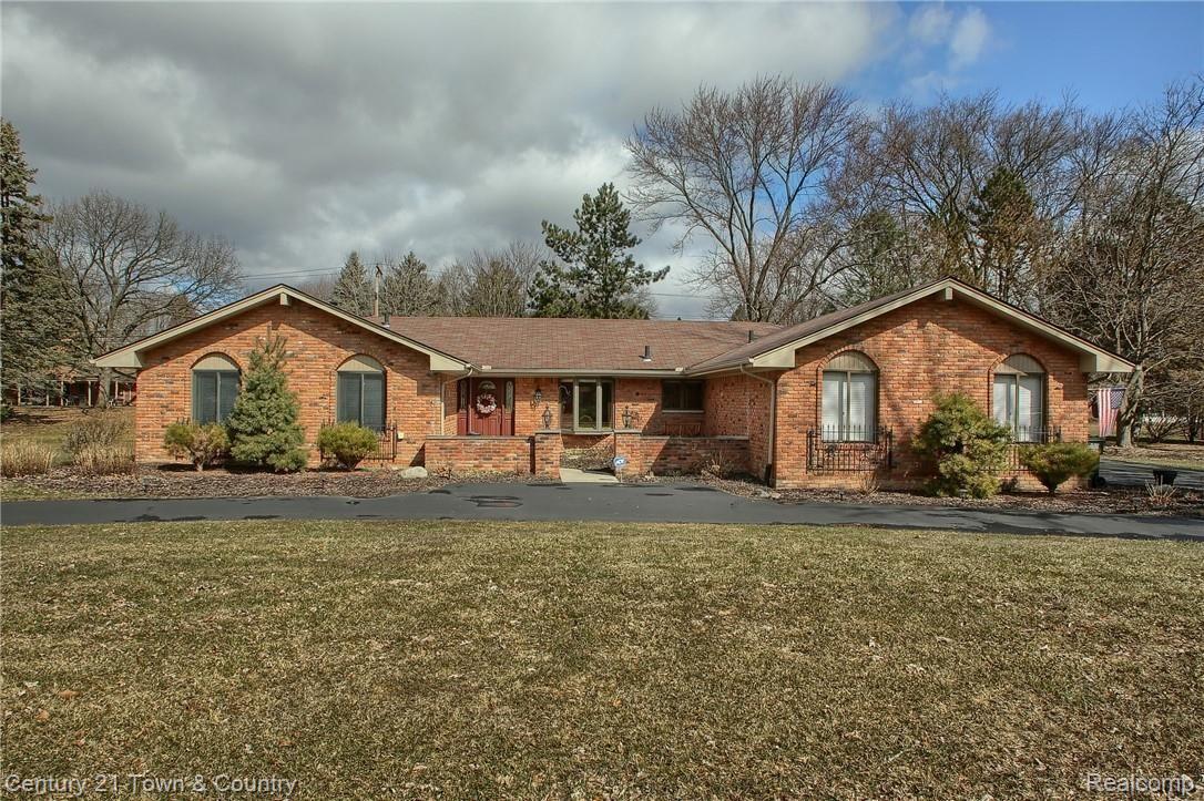 2300 Kingsford Road Rochester, MI 48309 - Photo 1 of 32 1-Front.jpg