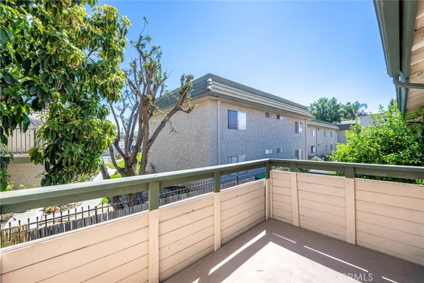 a picture of a bench