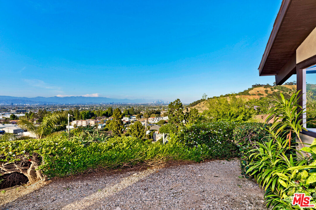 5961 Wrightcrest Drive Culver City, CA 90232 - Photo 11 of 41 a view of a yard