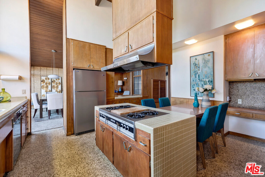 5961 Wrightcrest Drive Culver City, CA 90232 - Photo 18 of 41 a kitchen that has a stove and a table