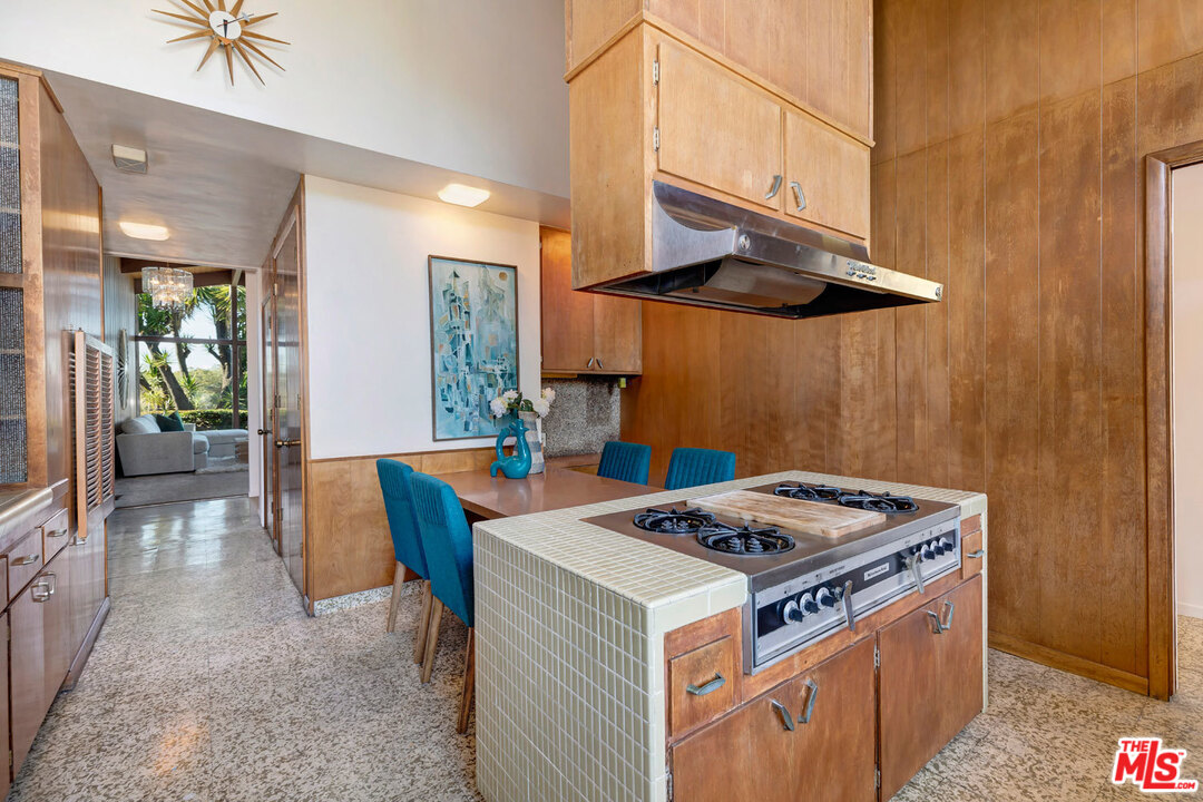 5961 Wrightcrest Drive Culver City, CA 90232 - Photo 19 of 41 a kitchen that has a stove and a table