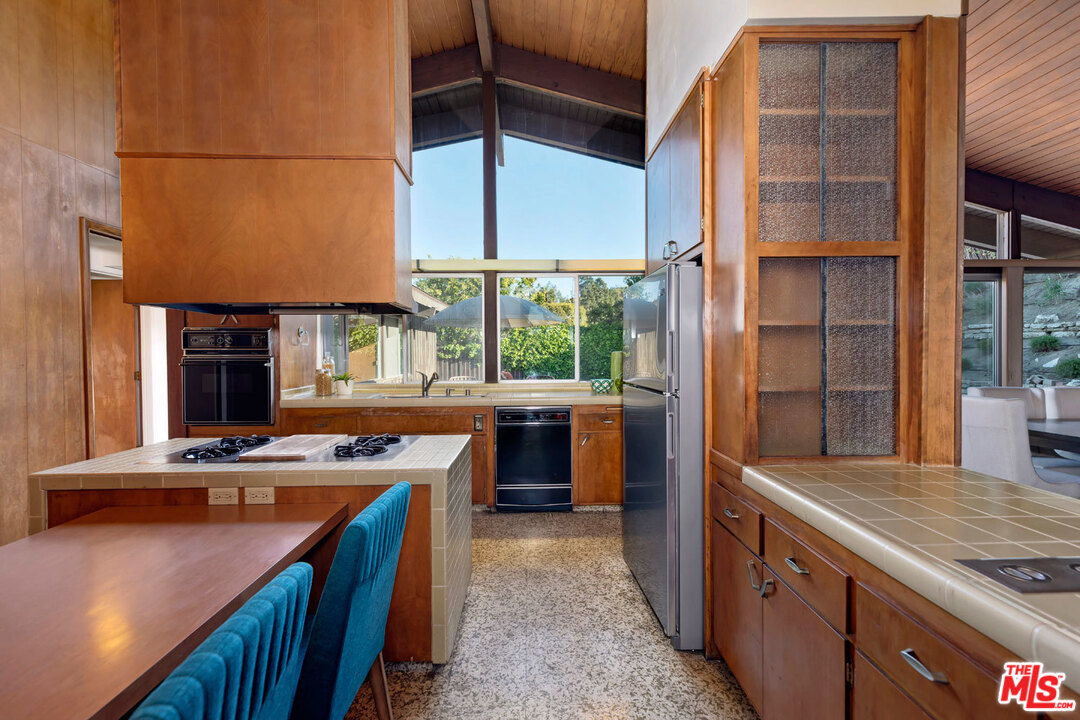 5961 Wrightcrest Drive Culver City, CA 90232 - Photo 21 of 41 a kitchen with a stove and a refrigerator