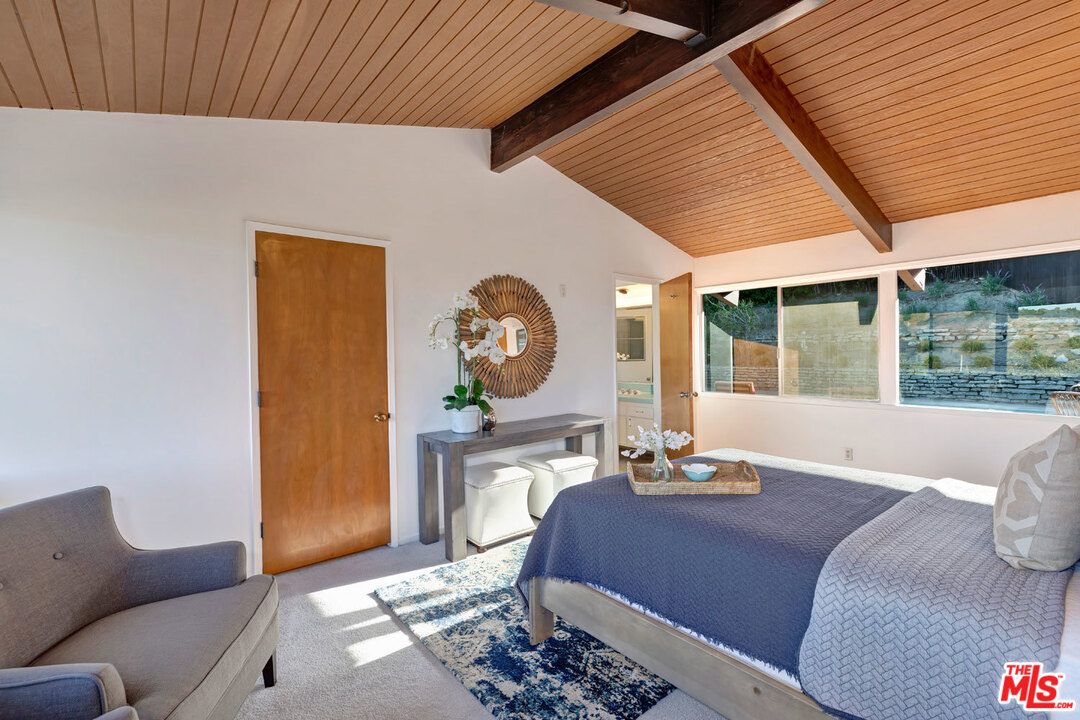 5961 Wrightcrest Drive Culver City, CA 90232 - Photo 23 of 41 a living room with furniture