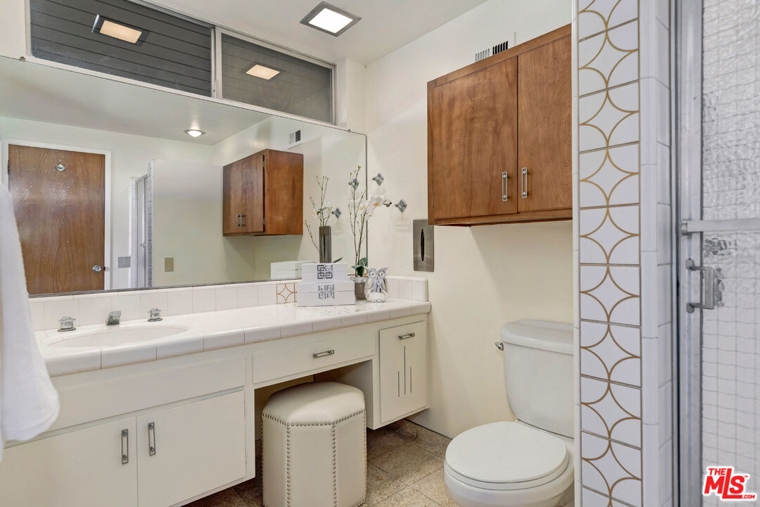 5961 Wrightcrest Drive Culver City, CA 90232 - Photo 27 of 41 a bathroom with a toilet a sink a mirror a shower and vanity