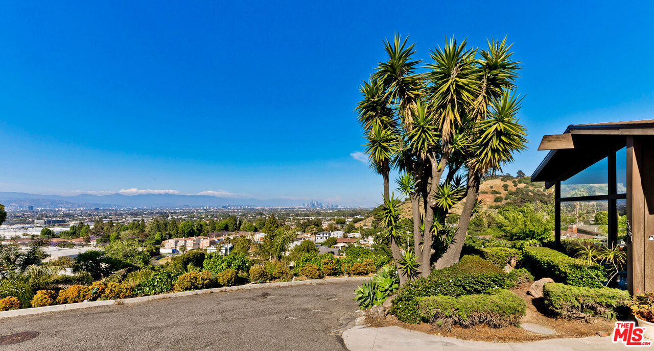 5961 Wrightcrest Drive Culver City, CA 90232 - Photo 3 of 41 a view of a garden