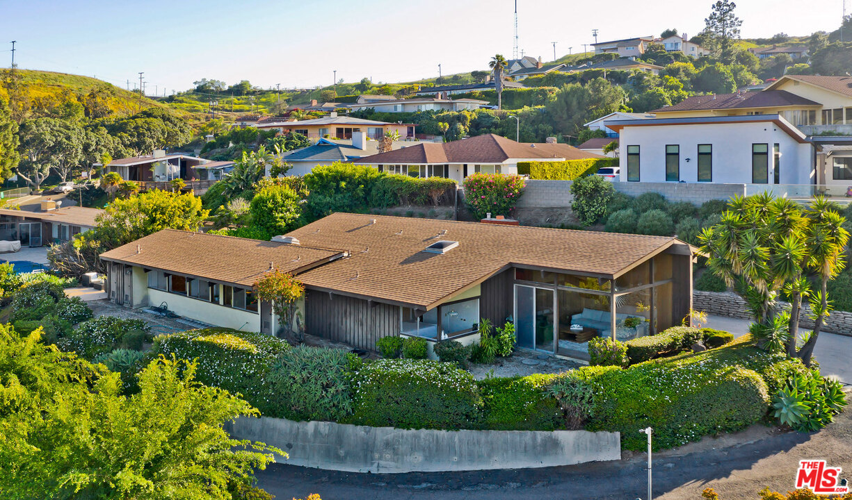 5961 Wrightcrest Drive Culver City, CA 90232 - Photo 39 of 41 an aerial view of multiple houses with a yard