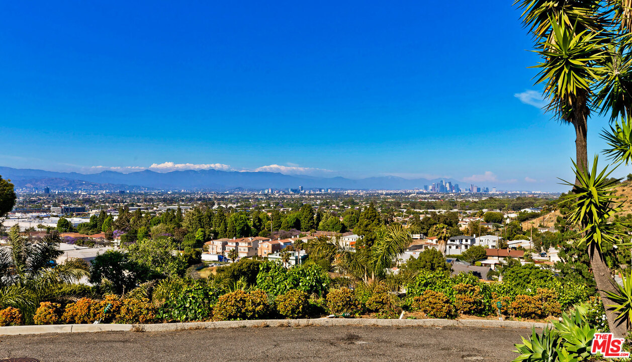 5961 Wrightcrest Drive Culver City, CA 90232 - Photo 4 of 41 a view of a city
