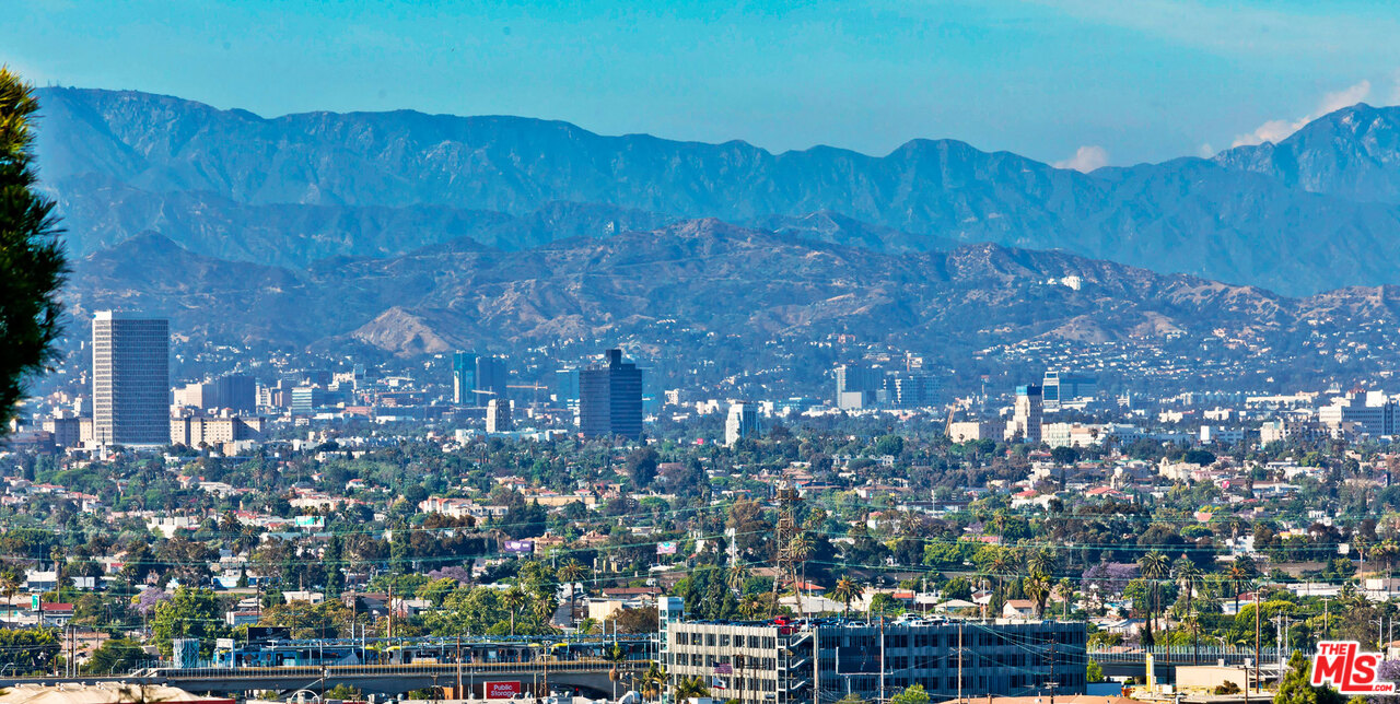5961 Wrightcrest Drive Culver City, CA 90232 - Photo 7 of 41 a view of a city