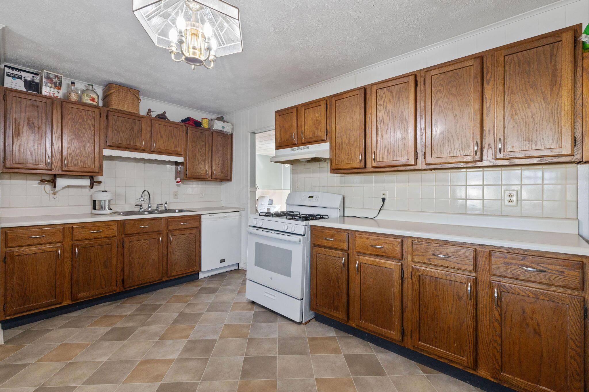 592 Glendora Road Columbus, OH 43207 - Photo 16 of 32 Kitchen