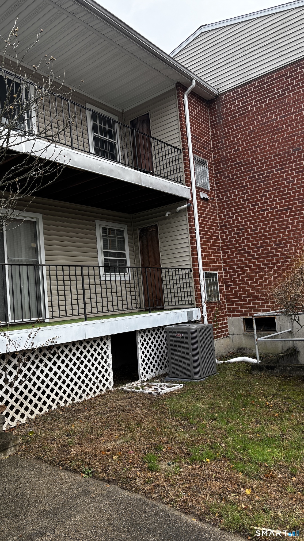 50 Greenhouse Road, Unit 33C Bridgeport, CT 06606 - Photo 2 of 33 a front view of a house with a garden