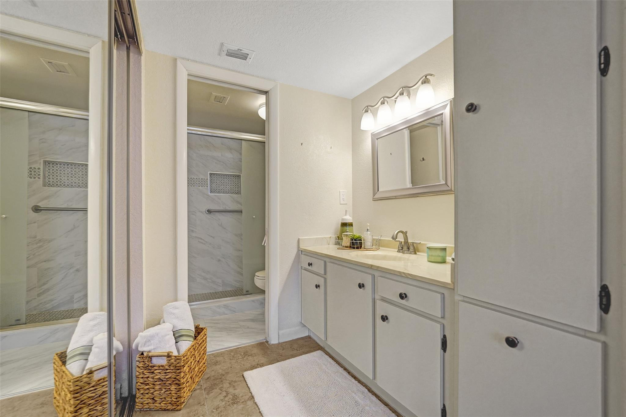 900 Colony Point Circle, Unit 221 Pembroke Pines, FL 33026 - Photo 11 of 29 Master bath