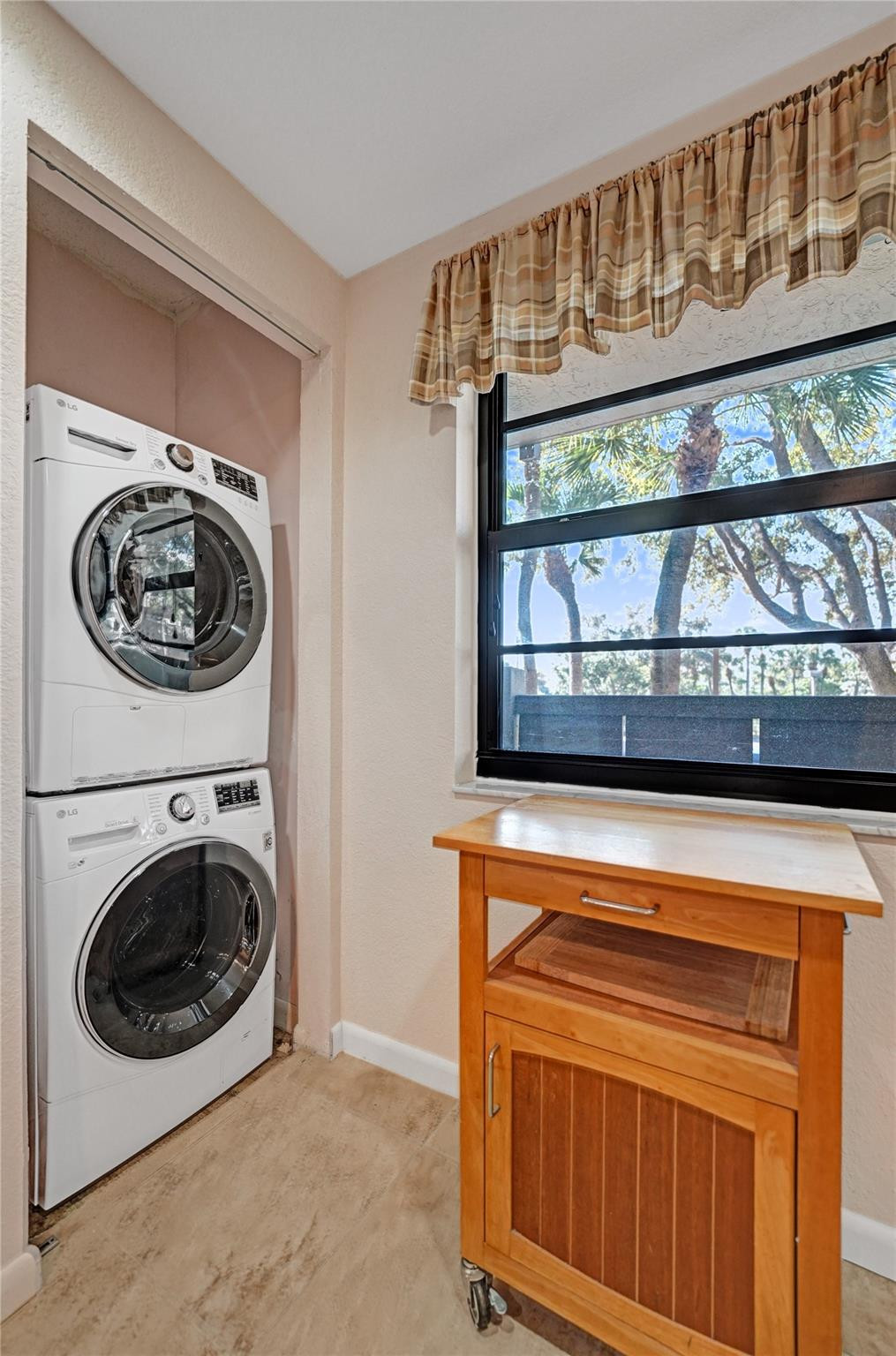 900 Colony Point Circle, Unit 221 Pembroke Pines, FL 33026 - Photo 13 of 29 Washer and dryer in unit
