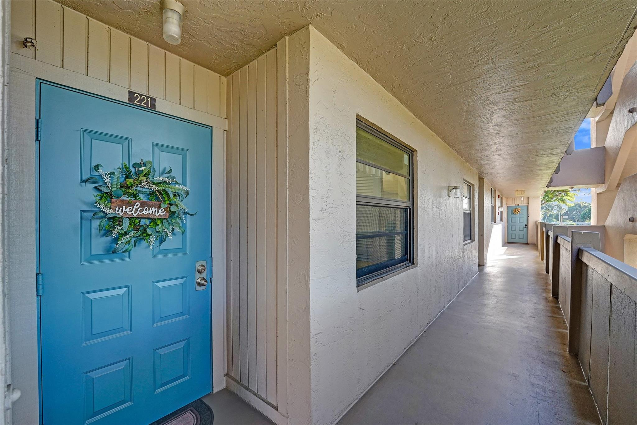 900 Colony Point Circle, Unit 221 Pembroke Pines, FL 33026 - Photo 15 of 29 Warm and inviting entrance