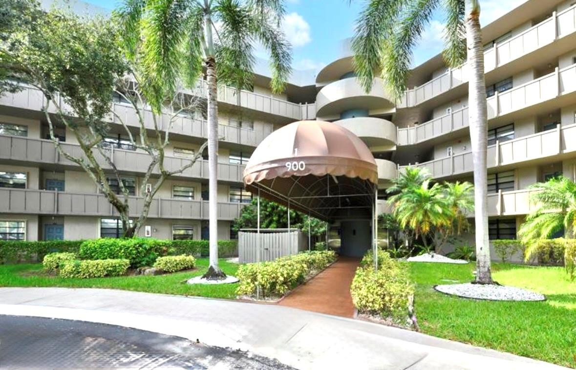 900 Colony Point Circle, Unit 221 Pembroke Pines, FL 33026 - Photo 18 of 29 Covered entry, well maintained community