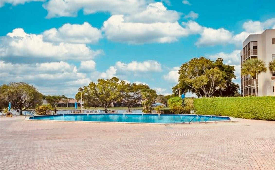 900 Colony Point Circle, Unit 221 Pembroke Pines, FL 33026 - Photo 19 of 29 Swimming pool
