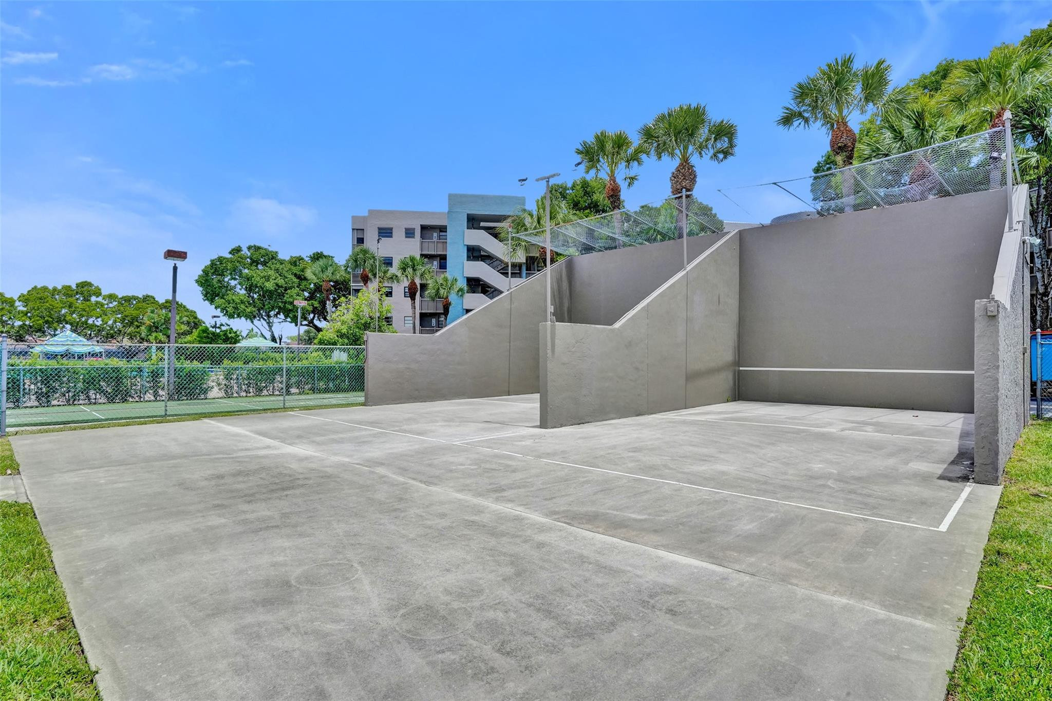 900 Colony Point Circle, Unit 221 Pembroke Pines, FL 33026 - Photo 26 of 29 Racket ball courts