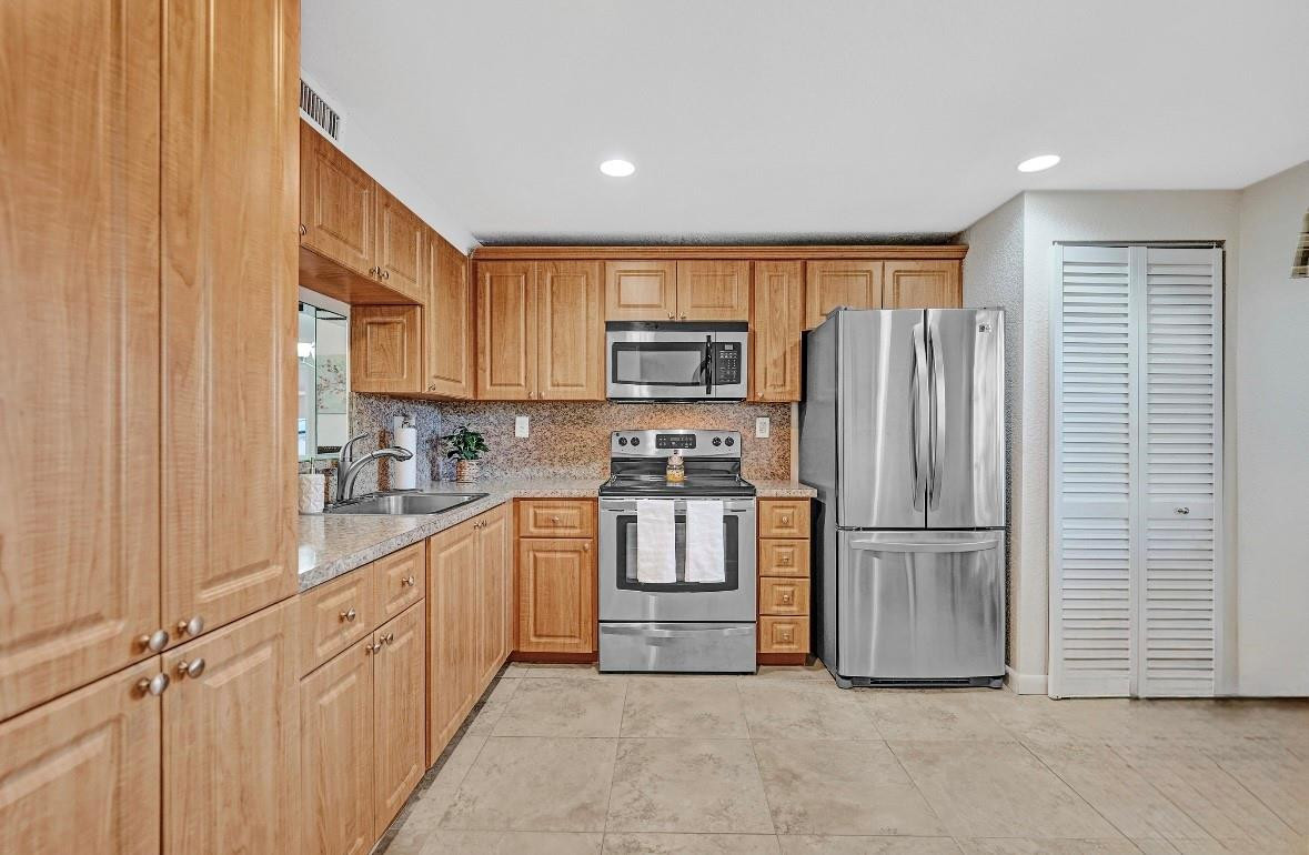 900 Colony Point Circle, Unit 221 Pembroke Pines, FL 33026 - Photo 3 of 29 Spacious kitchen with SS appliances