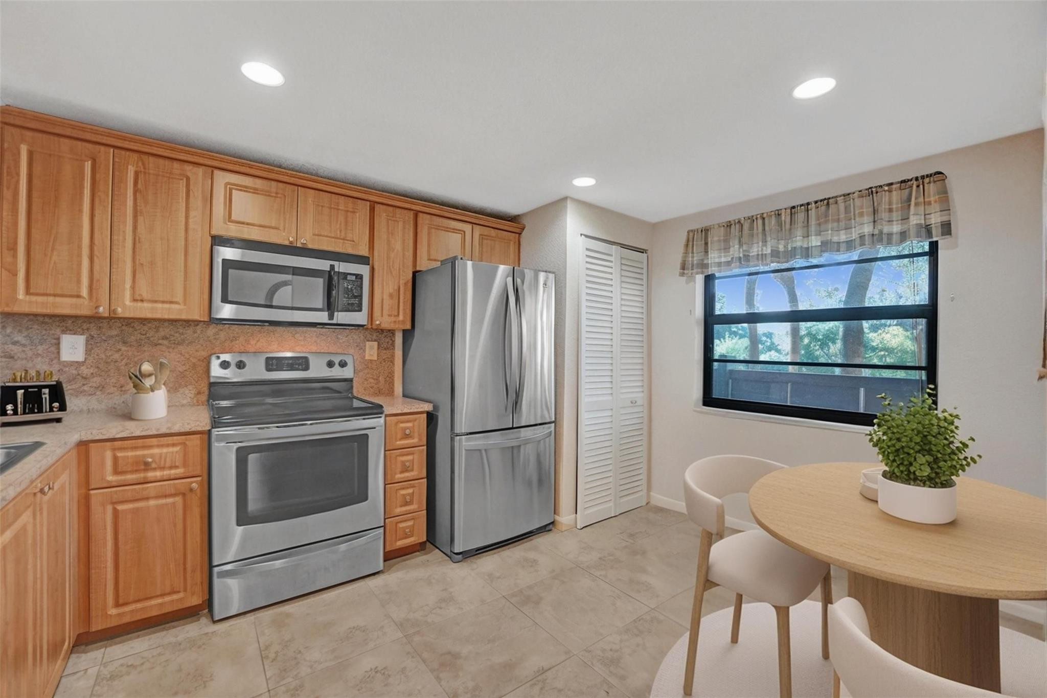 900 Colony Point Circle, Unit 221 Pembroke Pines, FL 33026 - Photo 4 of 29 Eat in kitchen area