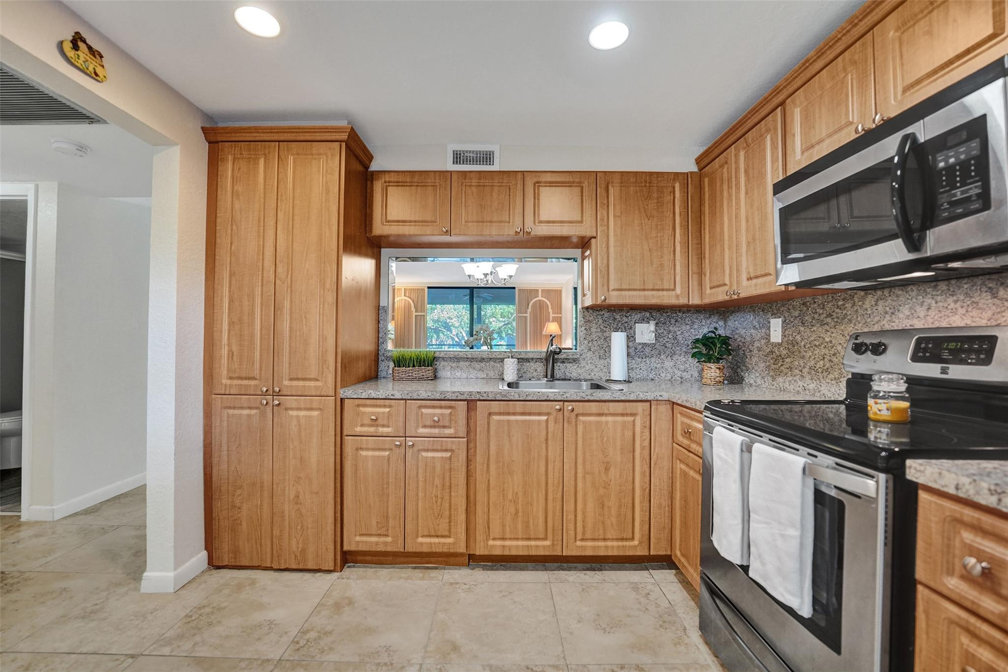 900 Colony Point Circle, Unit 221 Pembroke Pines, FL 33026 - Photo 5 of 29 Overlooks dining area