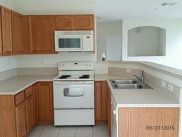 3221 Laurel Ridge Circle Riviera Beach, FL 33404 - Photo 3 of 14 kitchen