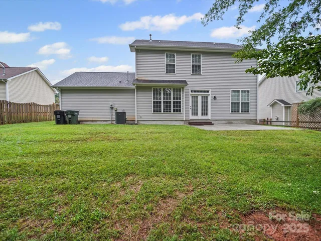 a view of a yard in front of a house