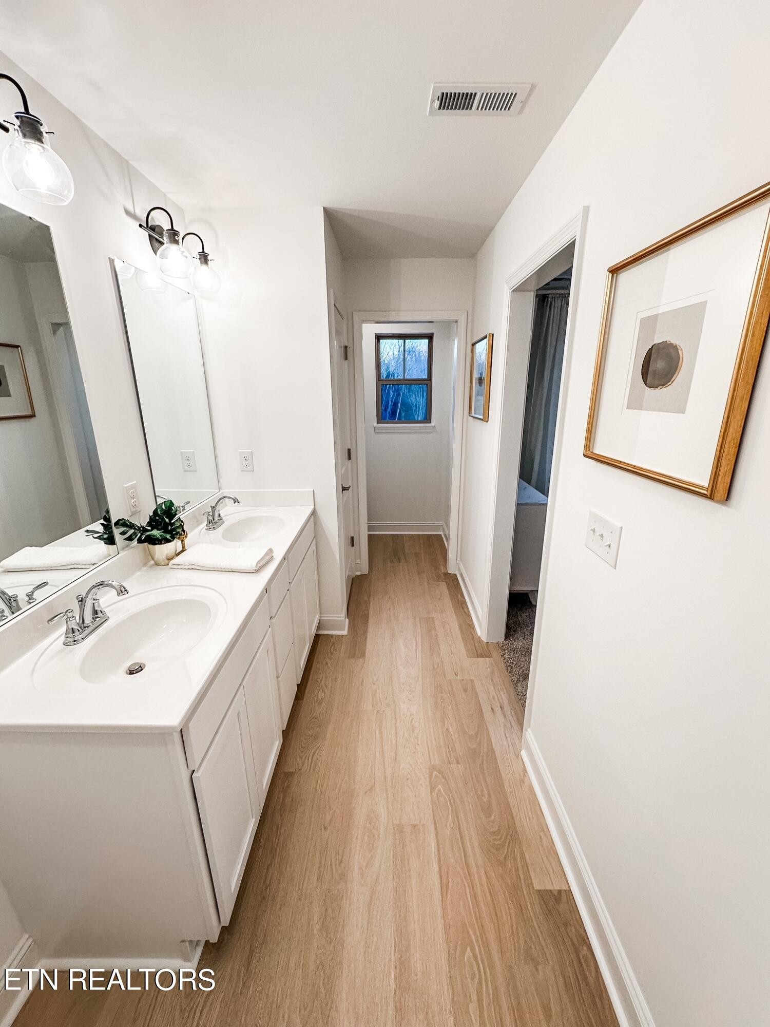 8405 Whisper Lane Powell, TN 37849 - Photo 20 of 39 a bathroom with a sink a mirror and a bathtub
