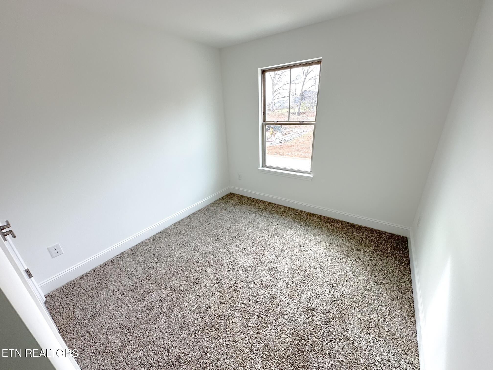 8405 Whisper Lane Powell, TN 37849 - Photo 33 of 39 an empty room with windows