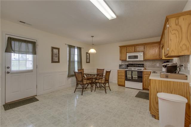709 Crescent Road Murfreesboro, TN 37128 - Photo 5 of 18 Large eat-in kitchen with tile back splash