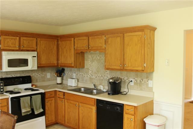 709 Crescent Road Murfreesboro, TN 37128 - Photo 6 of 18 Closeup of tile backsplash in kitchen