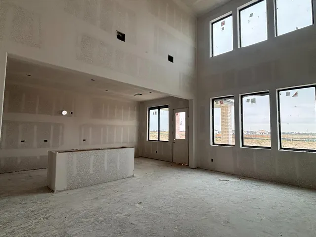an empty room with windows and pillars in it